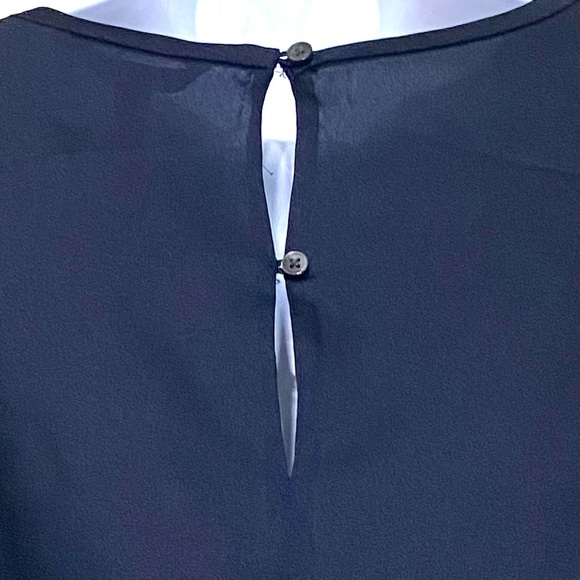 Banana Republic BLACK high low sleeveless blouse back button detailing size M - Picture 6 of 8